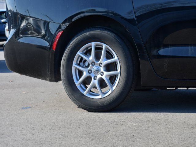 Used 2024 Chrysler Pacifica Touring-L image 10