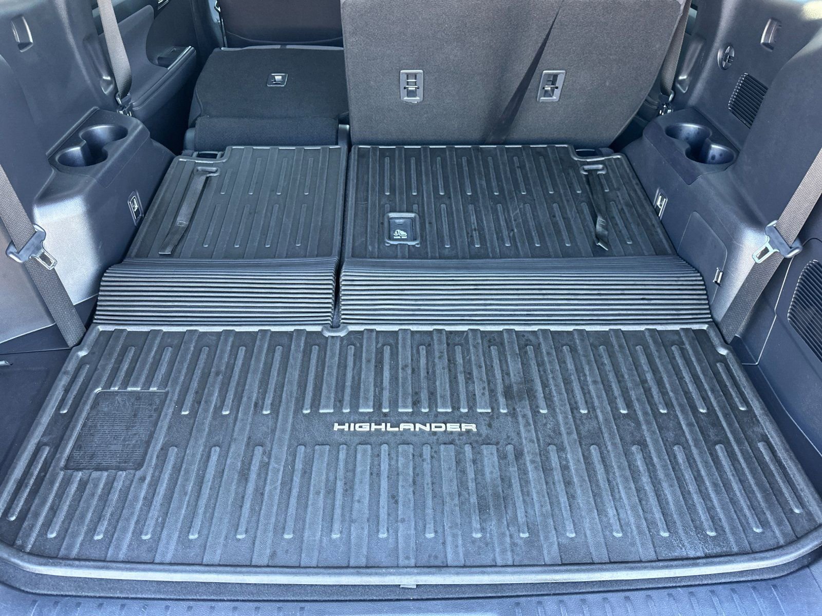 Used 2024 Toyota Highlander LE AWD/4WD image 17