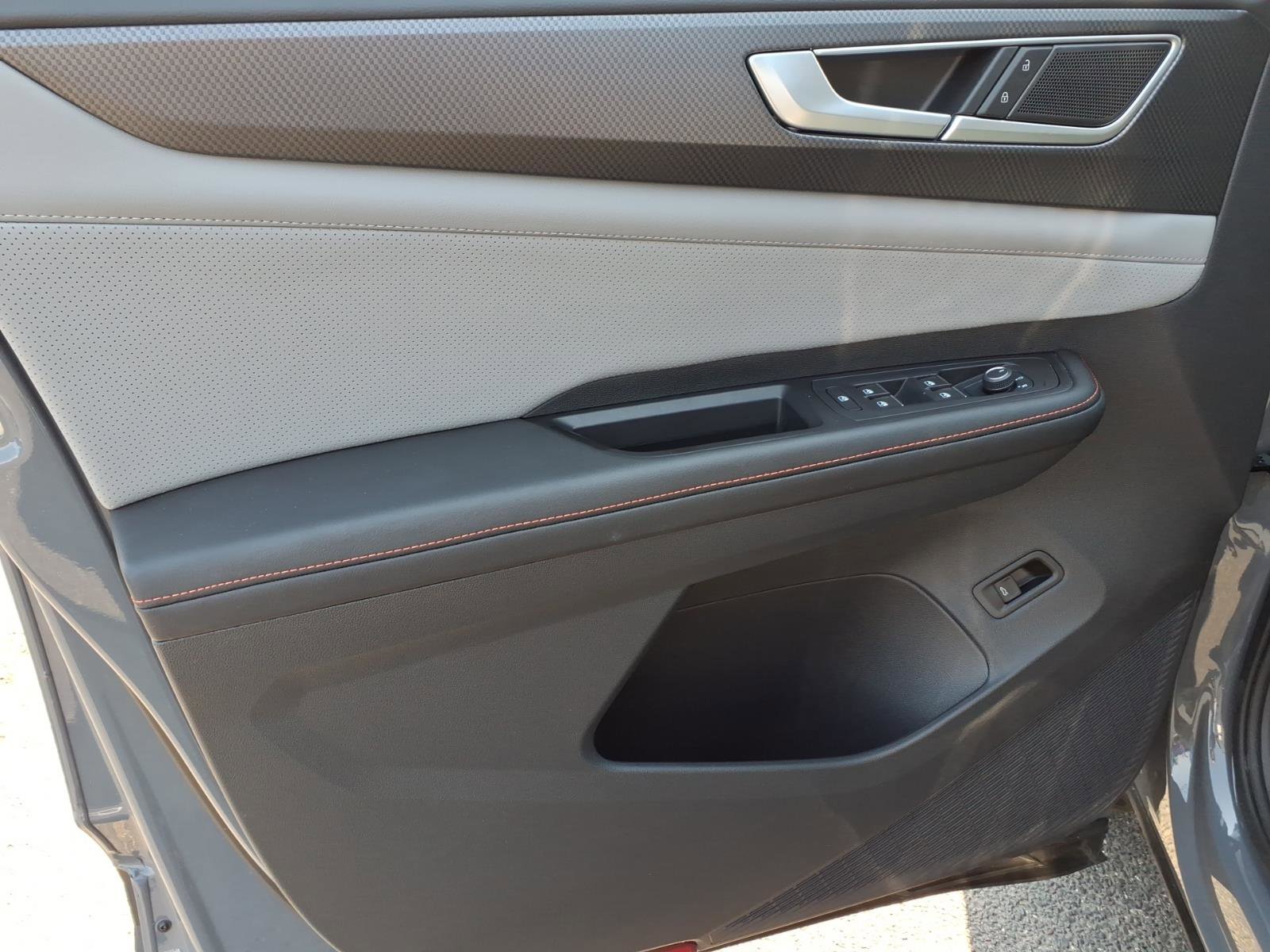 Certified 2024 Volkswagen Atlas Peak Edition SE image 17