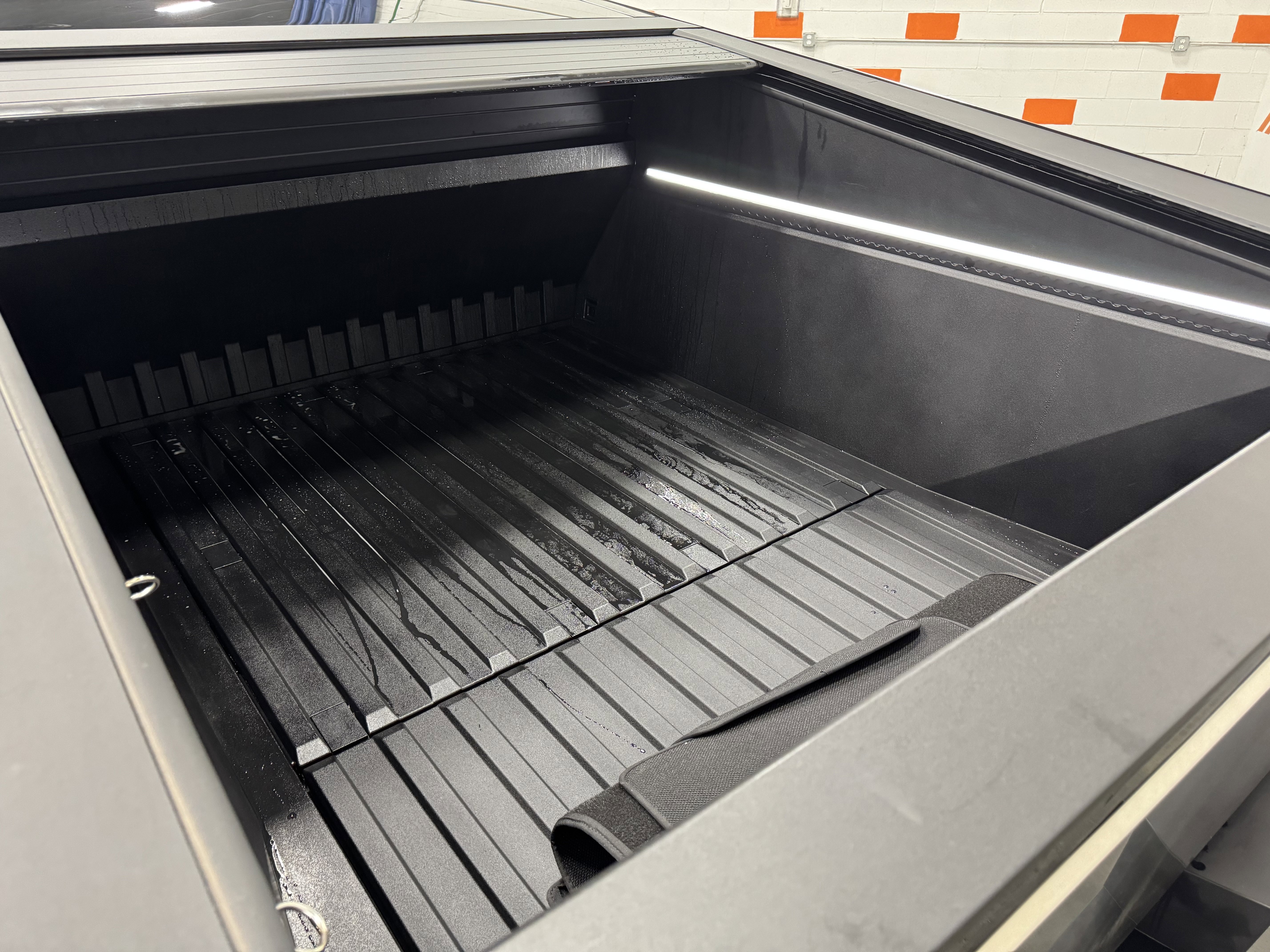 Used 2025 Tesla Cybertruck AWD Crew Cab image 15