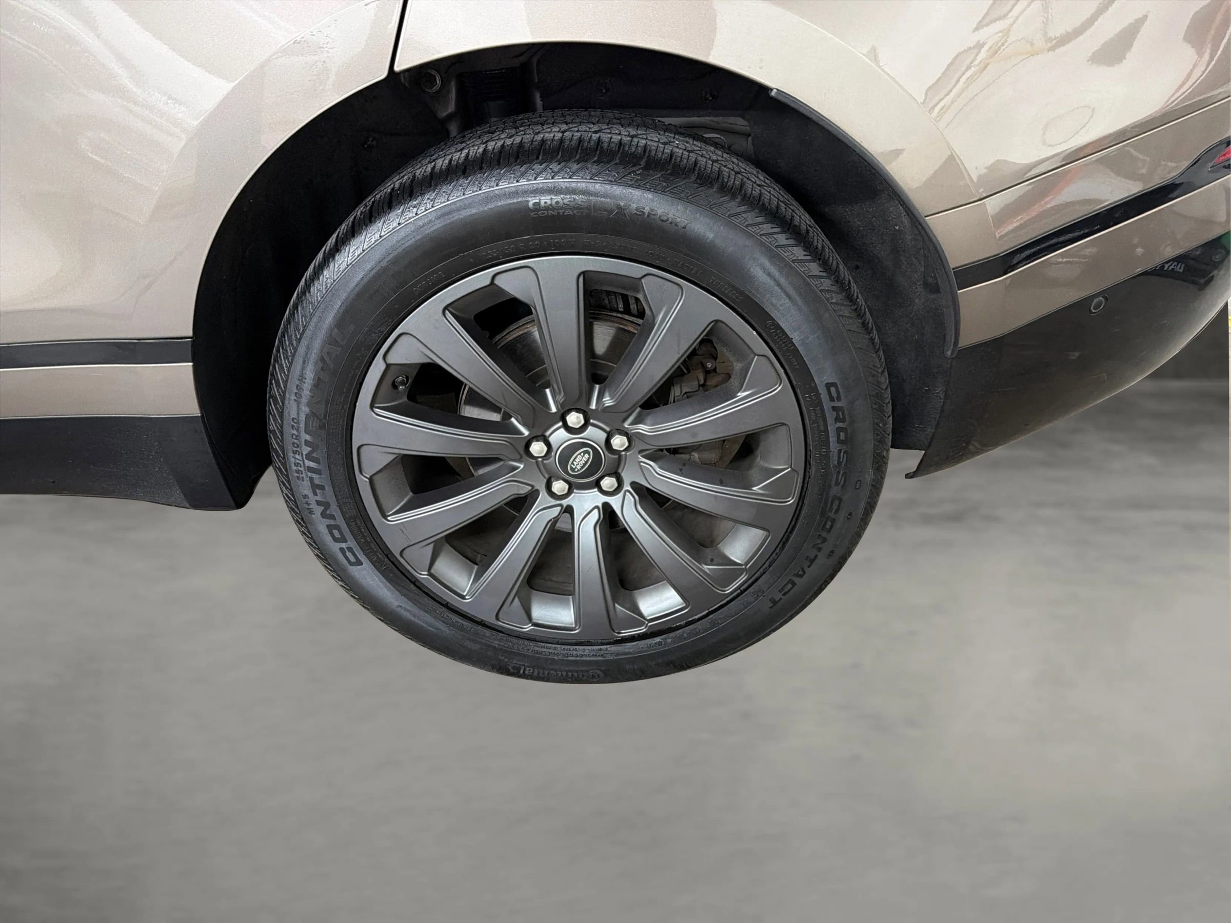 Used 2018 Land Rover Range Rover Velar R-Dynamic SE image 16