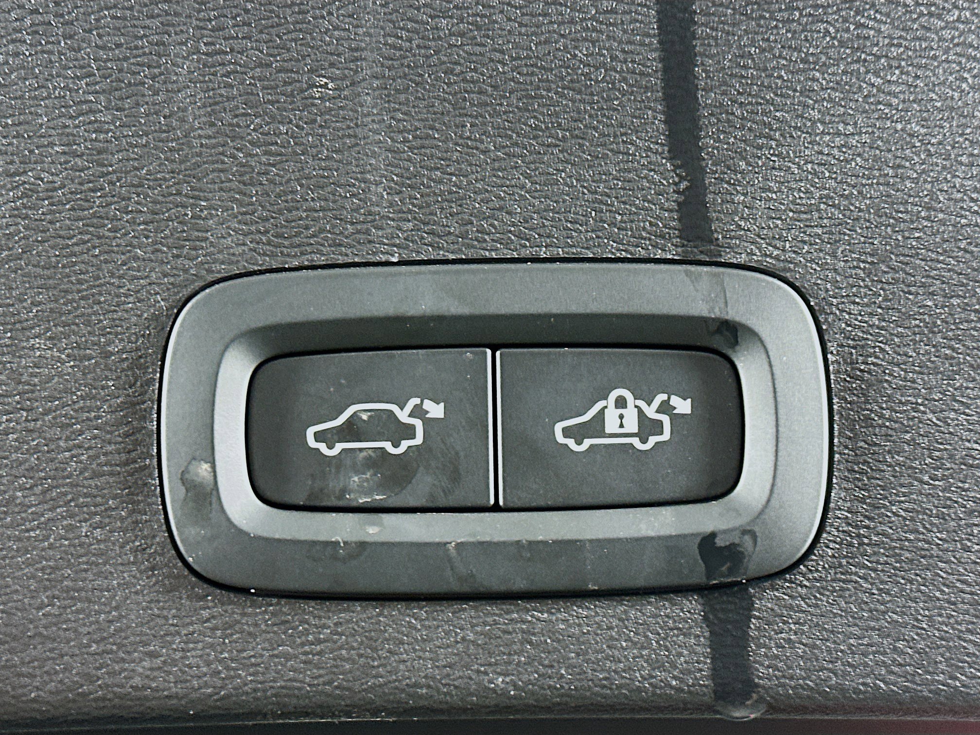 Used 2025 Volvo XC40 B5 Core image 30