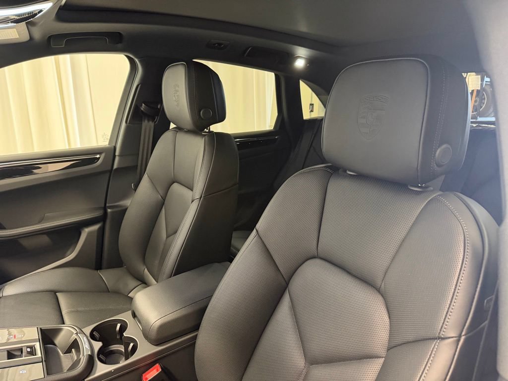Certified 2026 Porsche Macan AWD/4WD image 5