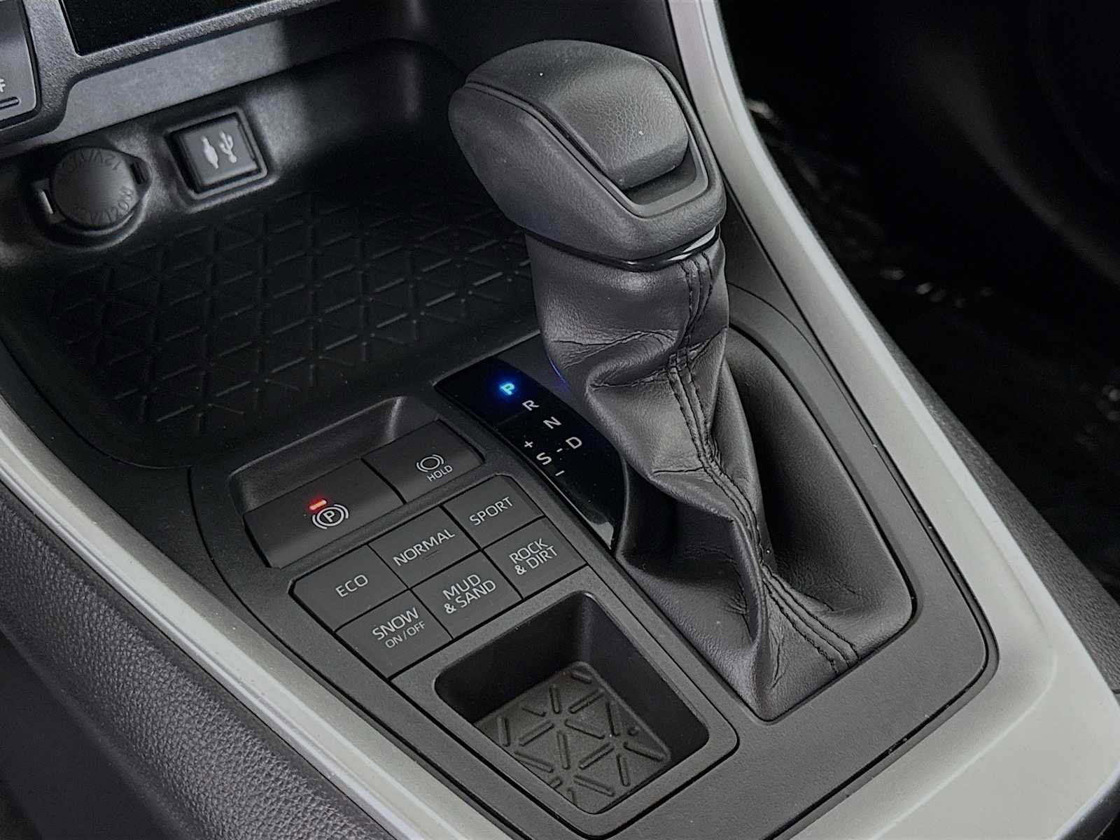 Used 2019 Toyota RAV4 LE w/ Carpet Mat Package image 16