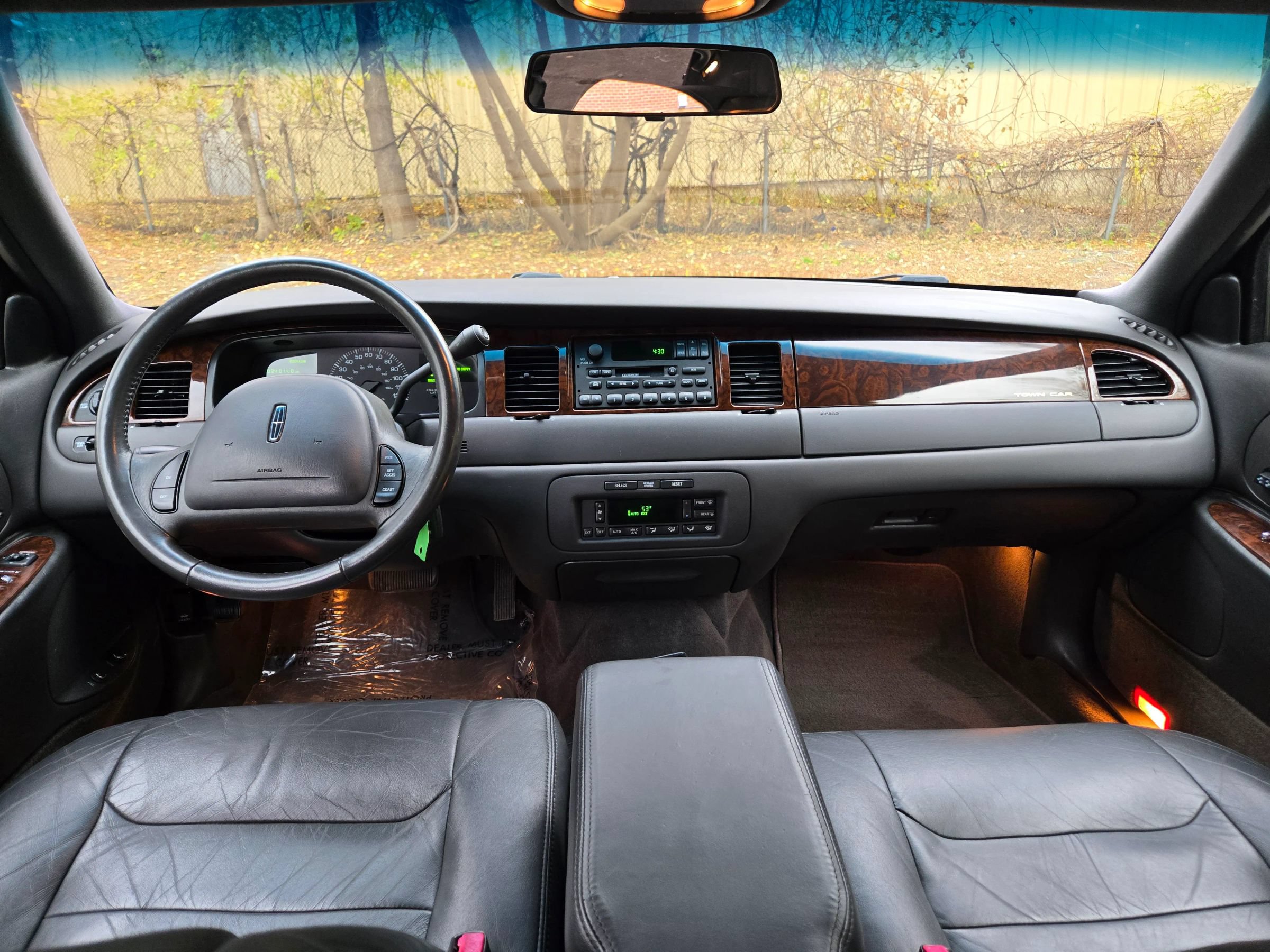 Used 2000 Lincoln Town Car Executive RWD image 14