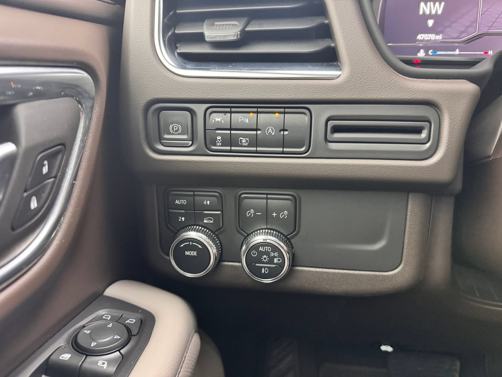 Used 2023 GMC Yukon XL SLT w/ SLT Luxury Package AWD/4WD image 16