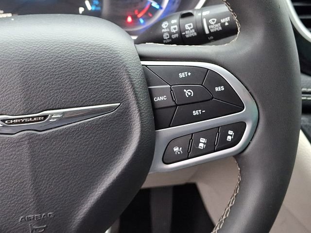 Used 2024 Chrysler Pacifica Select image 27