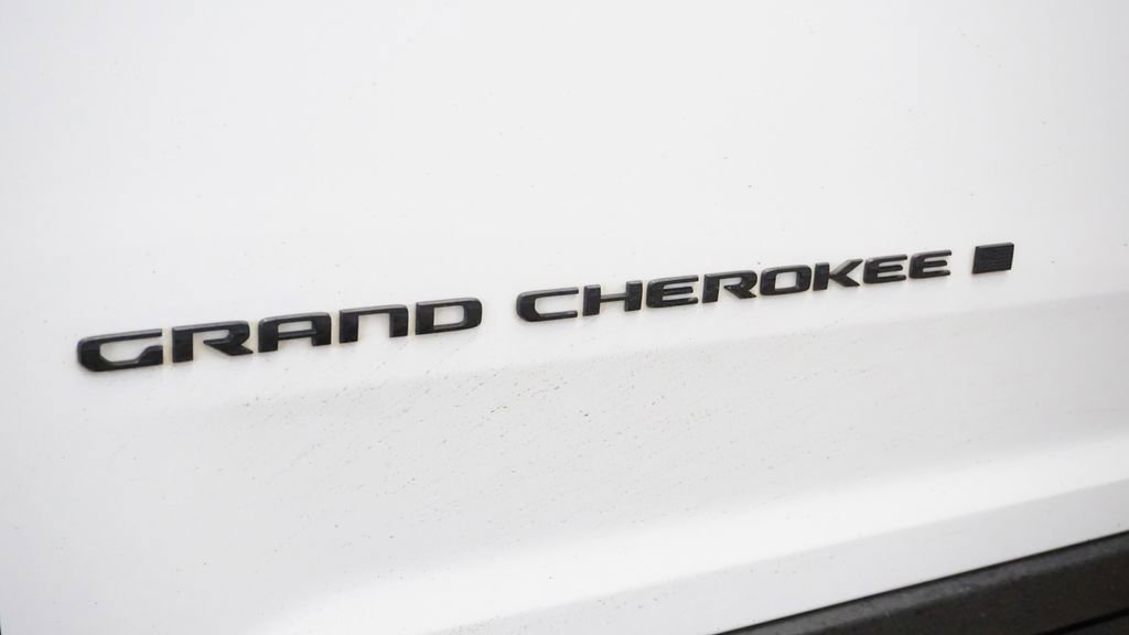 Certified 2023 Jeep Grand Cherokee Limited w/ Black Appearance Package image 11