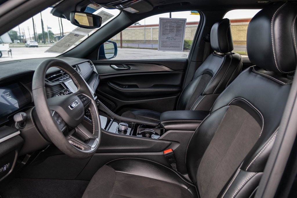 Used 2023 Jeep Grand Cherokee Altitude image 12