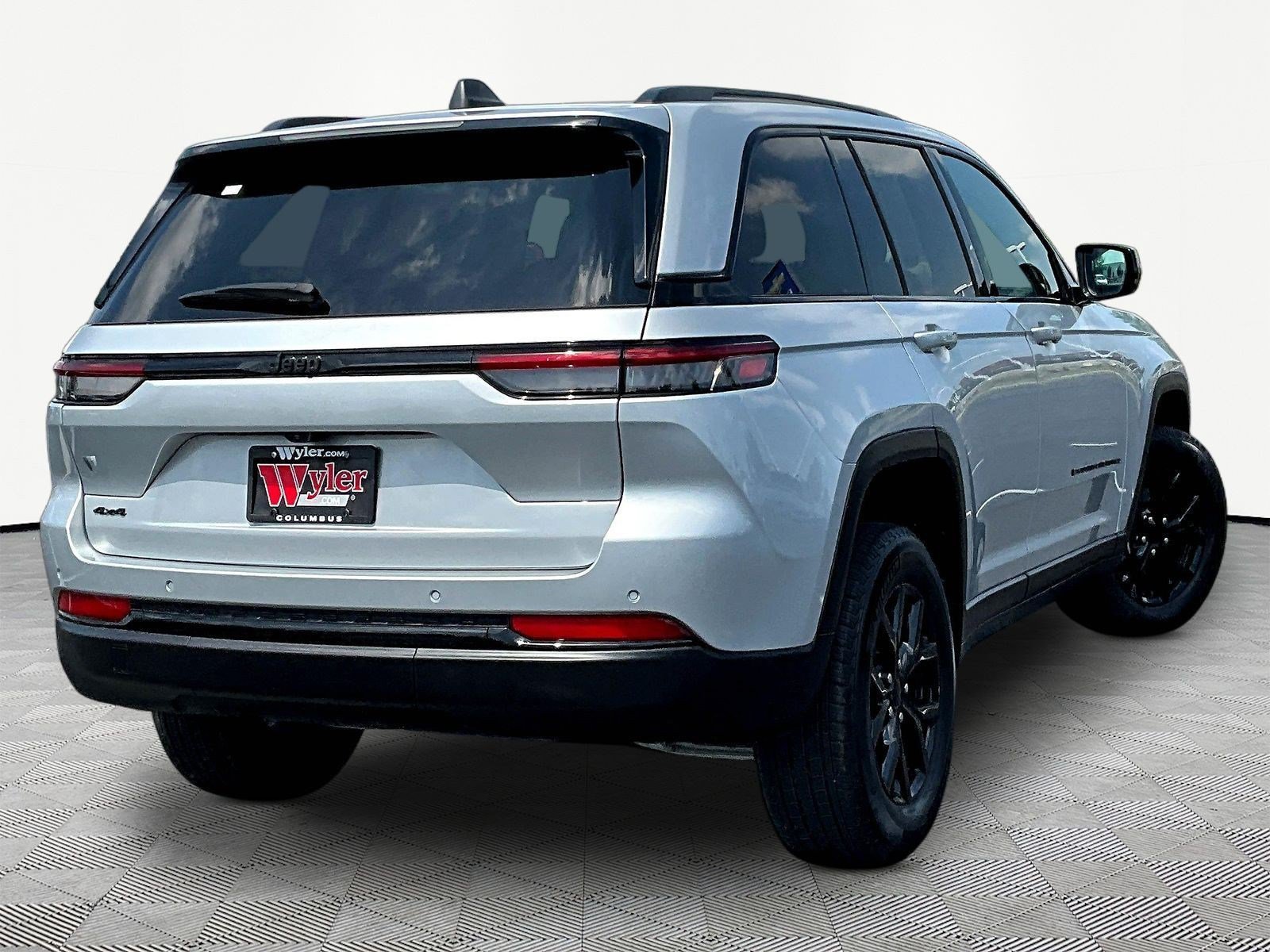 Used 2025 Jeep Grand Cherokee Altitude AWD/4WD image 6