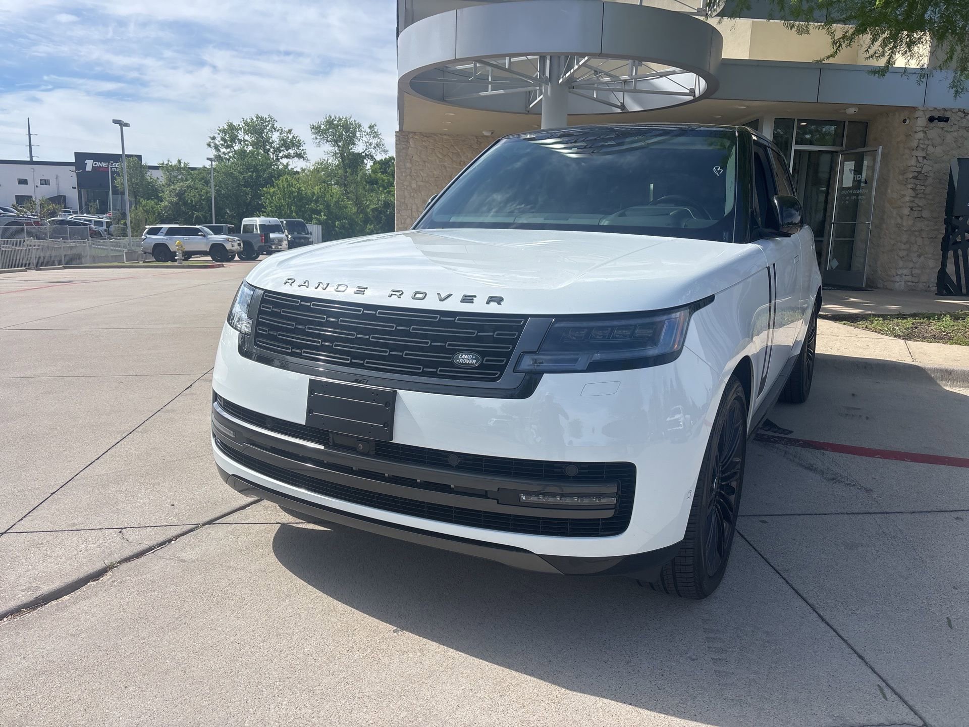 Used 2024 Land Rover Range Rover SE image 2