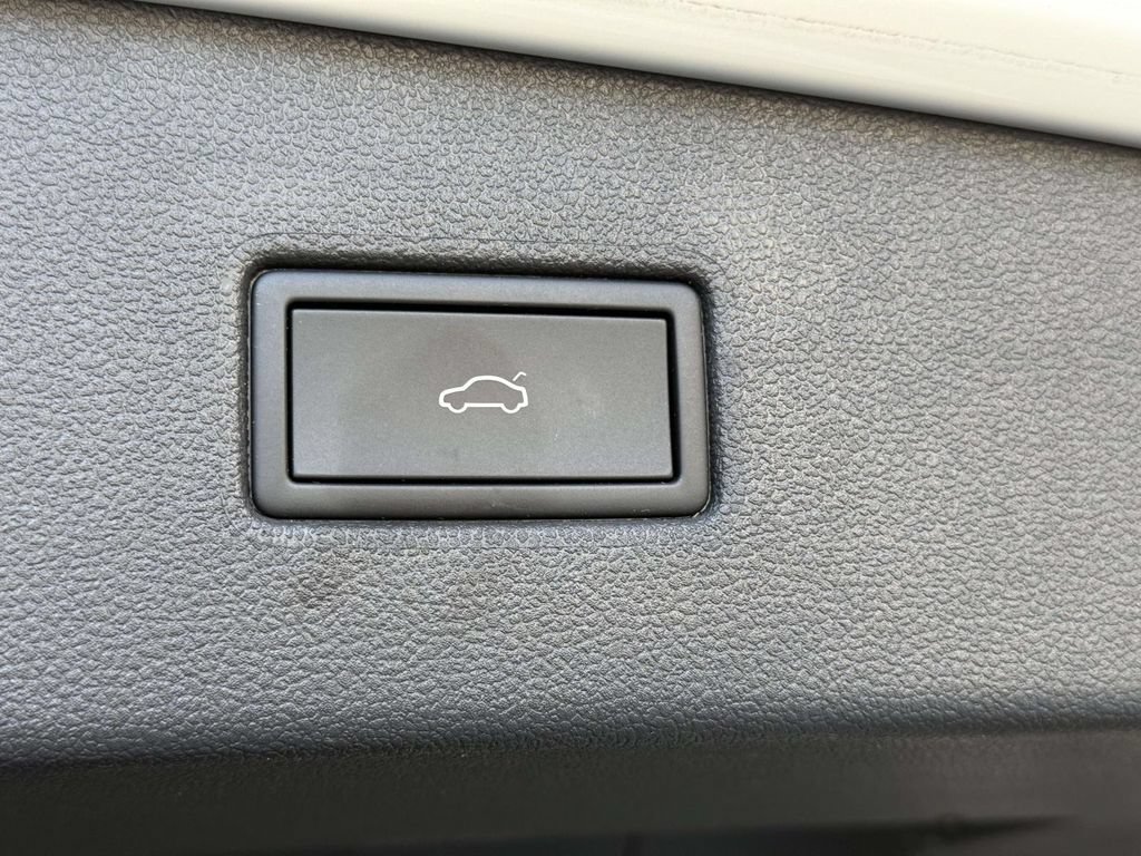 Used 2022 Volkswagen Tiguan SE R-Line AWD/4WD image 18