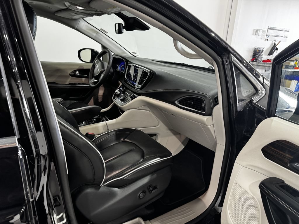 Used 2024 Chrysler Pacifica Limited FWD image 24