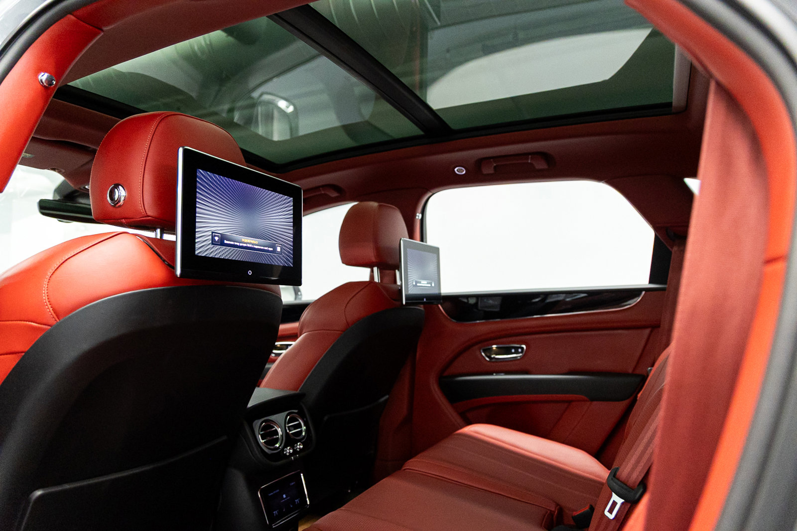 Used 2022 Bentley Bentayga image 44