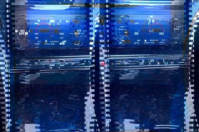 Used 2025 Mercedes-Benz GLC 300 4MATIC image 11