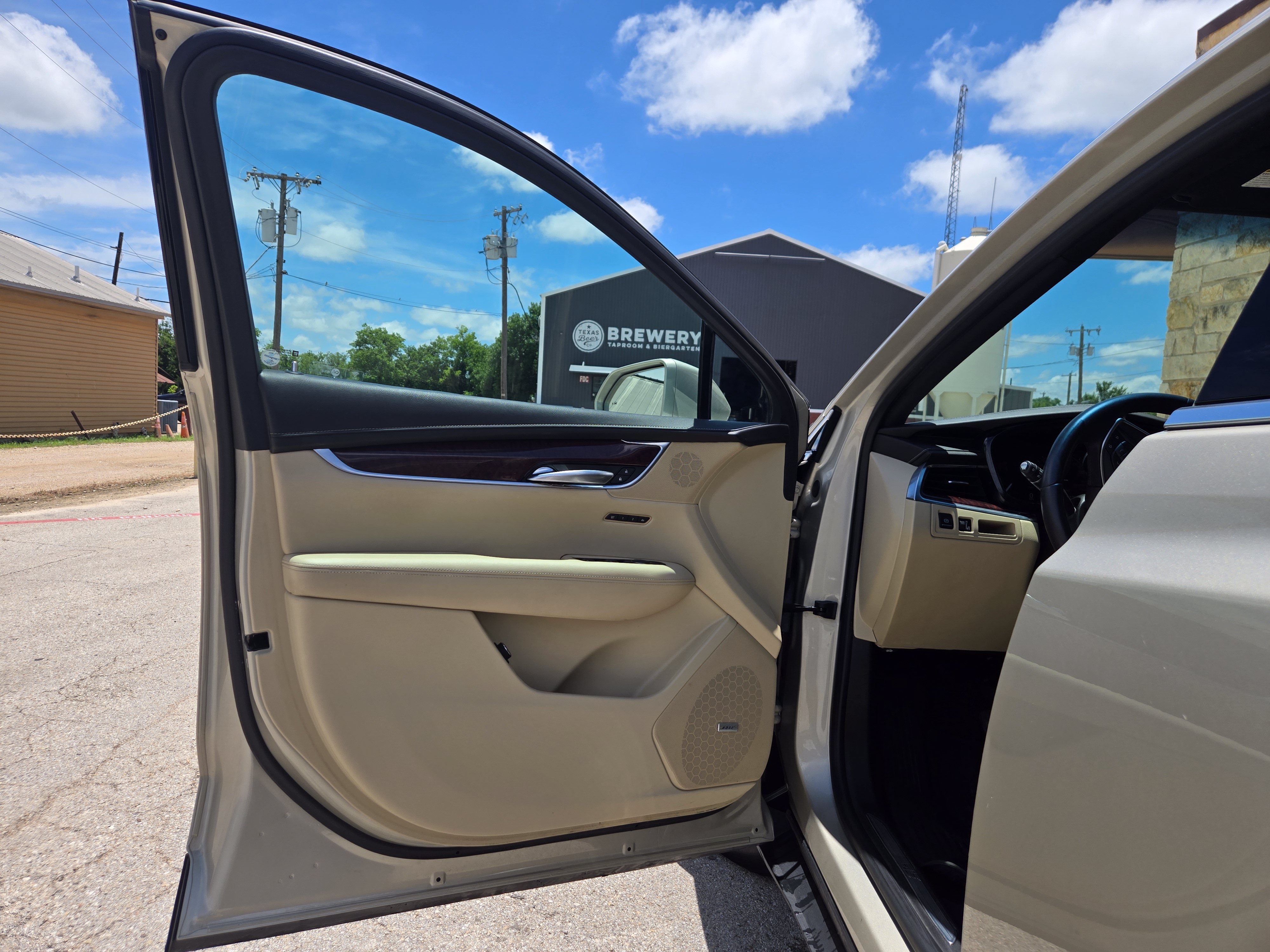 Used 2017 Cadillac XT5 Luxury w/ Driver Awareness Package FWD image 4