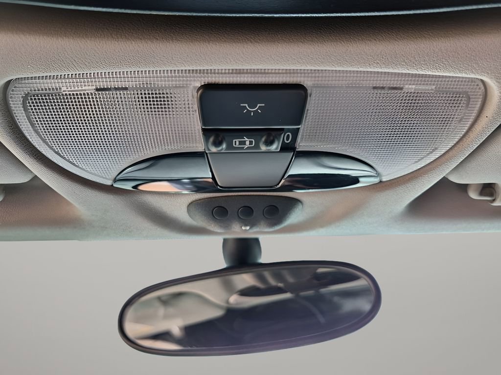 Used 2006 Chrysler Crossfire Limited image 29