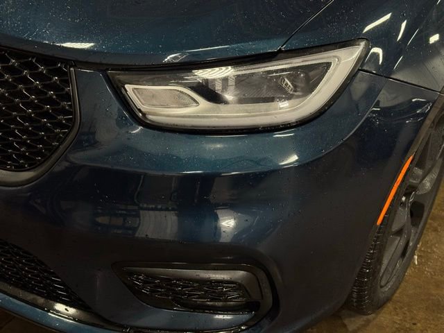 Certified 2025 Chrysler Pacifica Limited image 3