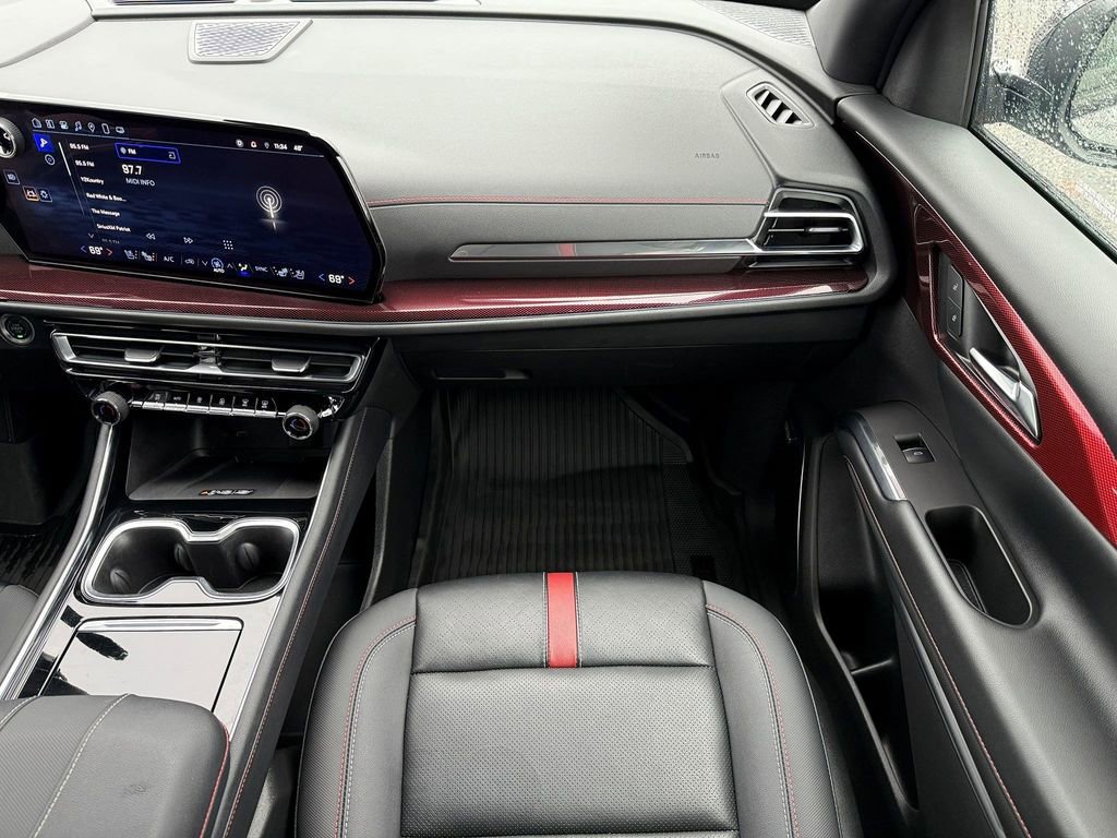 Used 2025 Chevrolet Traverse RS image 27