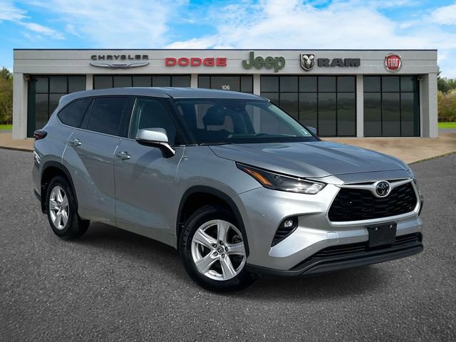 Used 2024 Toyota Highlander LE image 1