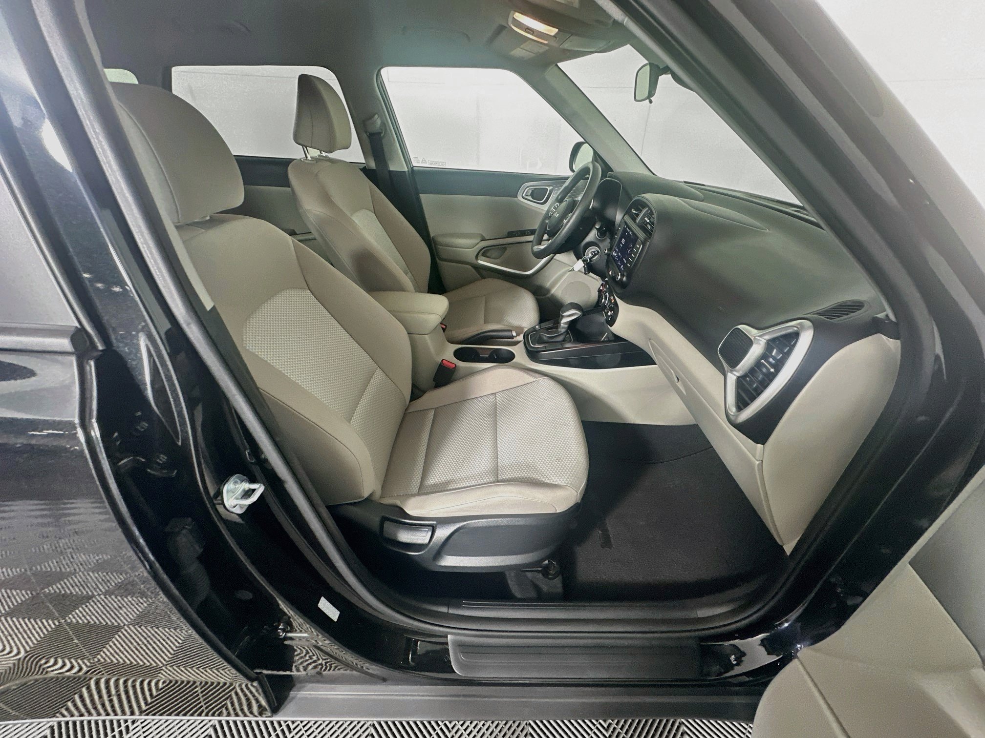 Used 2025 Kia Soul LX w/ LX Technology Package FWD image 29