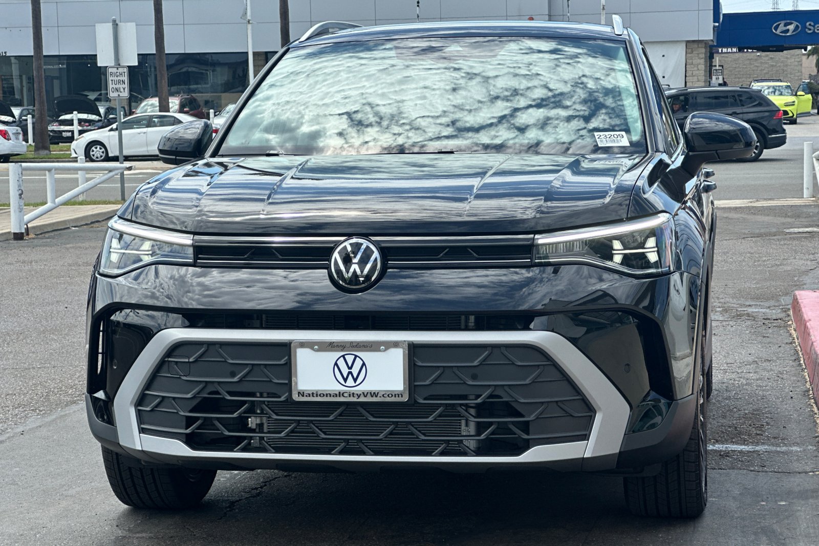 New 2026 Volkswagen Taos SE FWD image 3