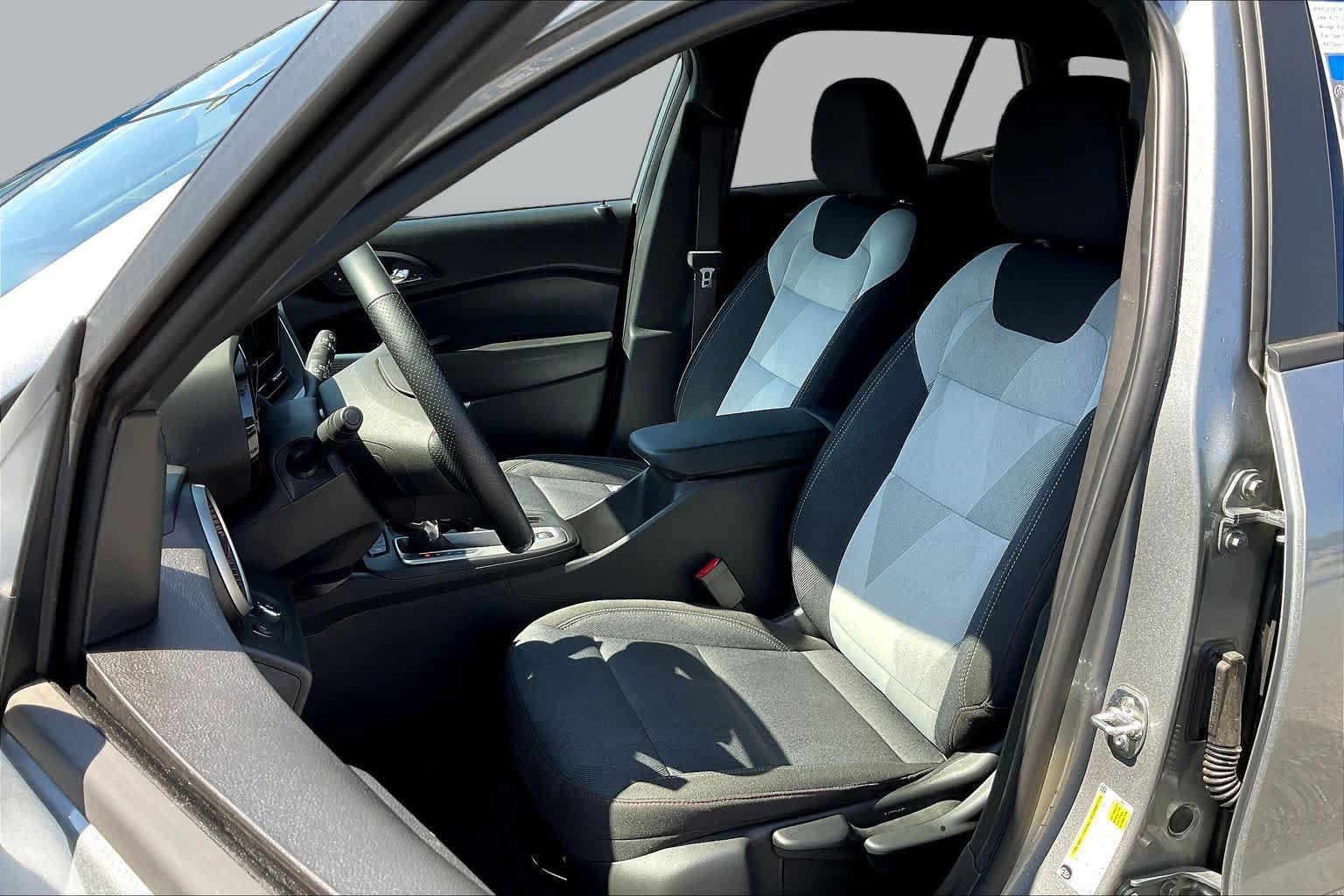 Used 2025 Chevrolet Trax RS w/ Driver Confidence Package FWD image 8