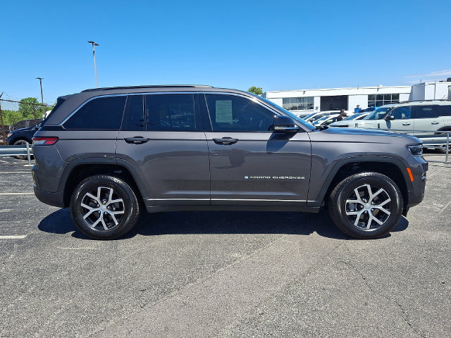 Used 2025 Jeep Grand Cherokee Limited AWD/4WD image 7