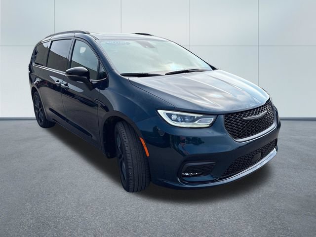 Used 2025 Chrysler Pacifica Limited w/ Trailer Tow Group AWD/4WD image 5