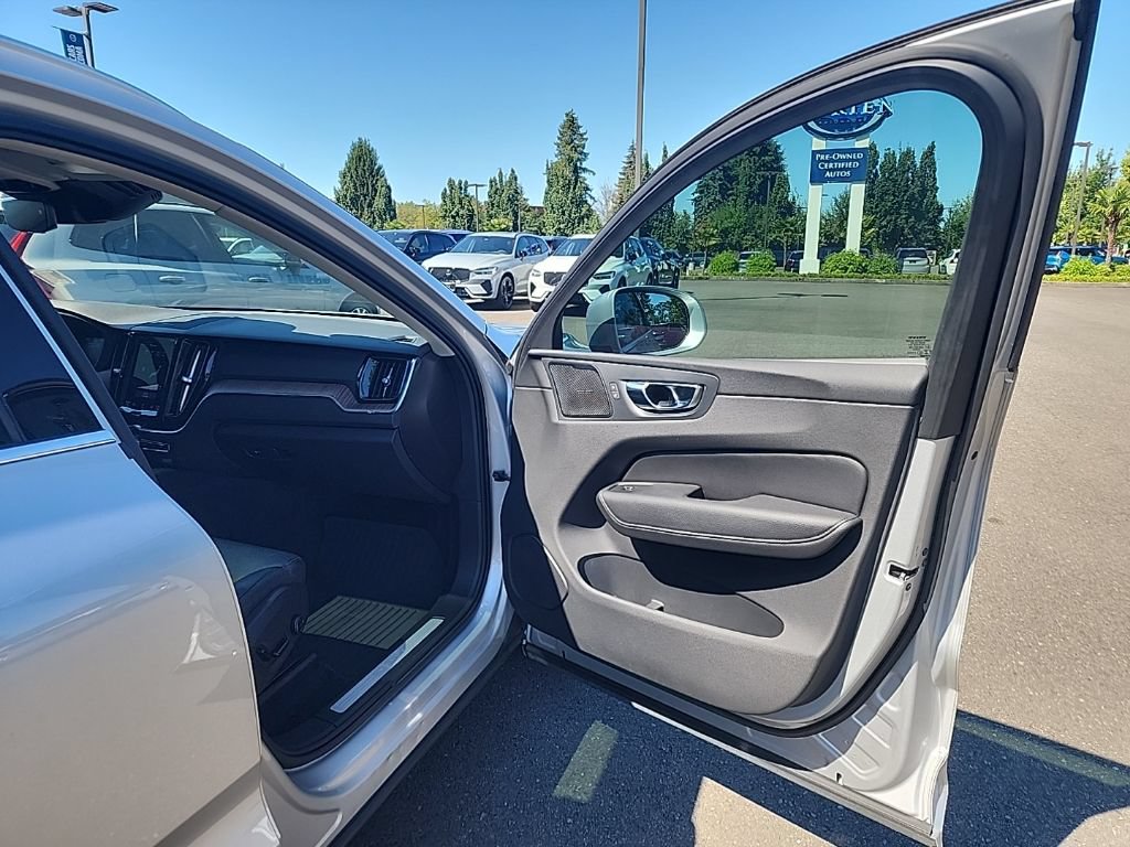 Used 2021 Volvo XC60 T5 Momentum w/ Protection Package AWD/4WD image 18