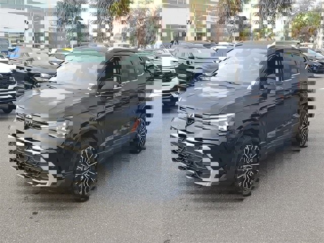 Certified 2025 Volkswagen Taos SE image 2