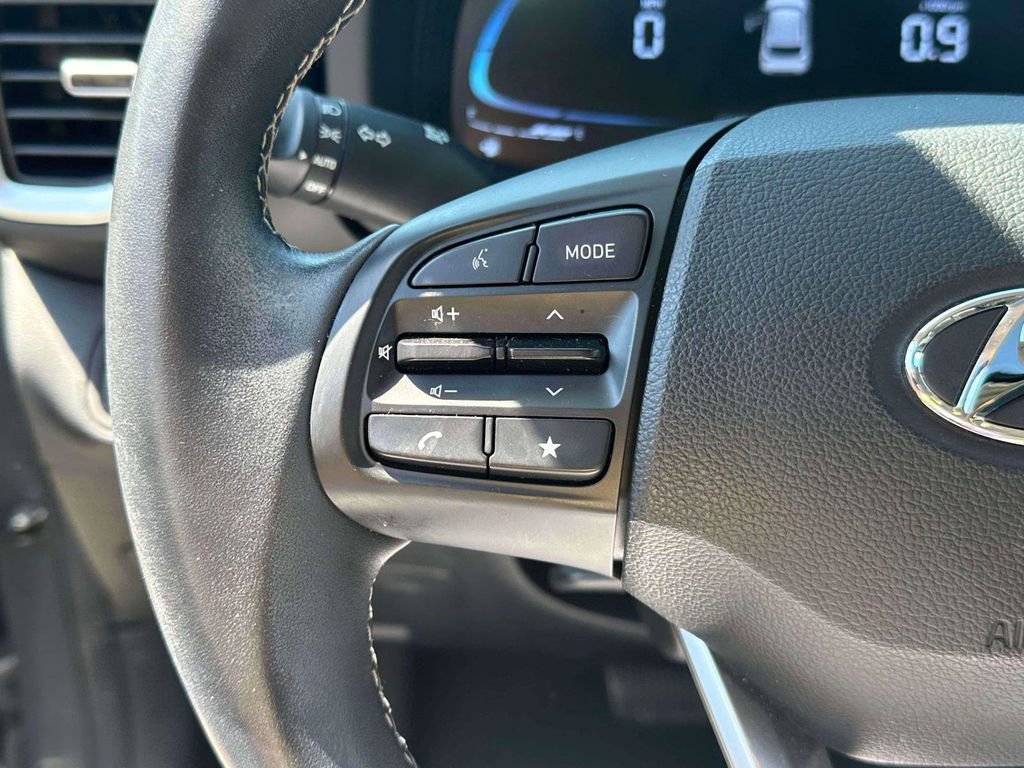 Used 2023 Hyundai Venue SEL FWD image 18