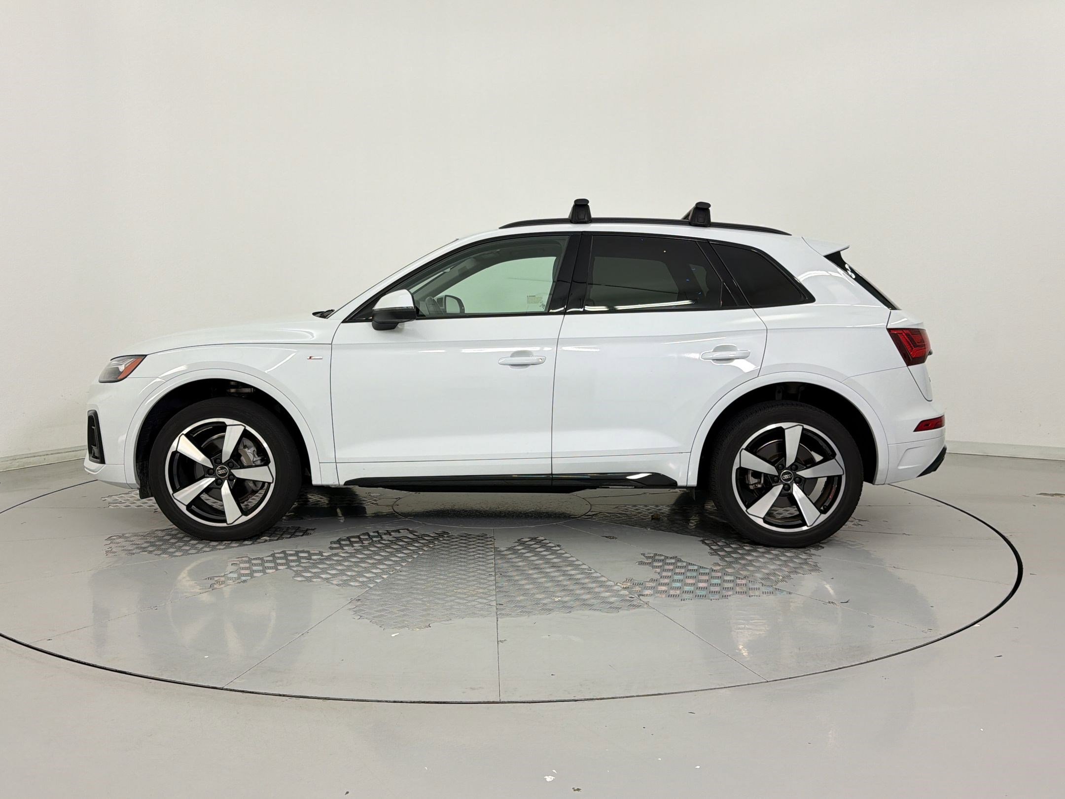Used 2023 Audi Q5 2.0T Premium Plus w/ Premium Plus Package AWD/4WD image 2
