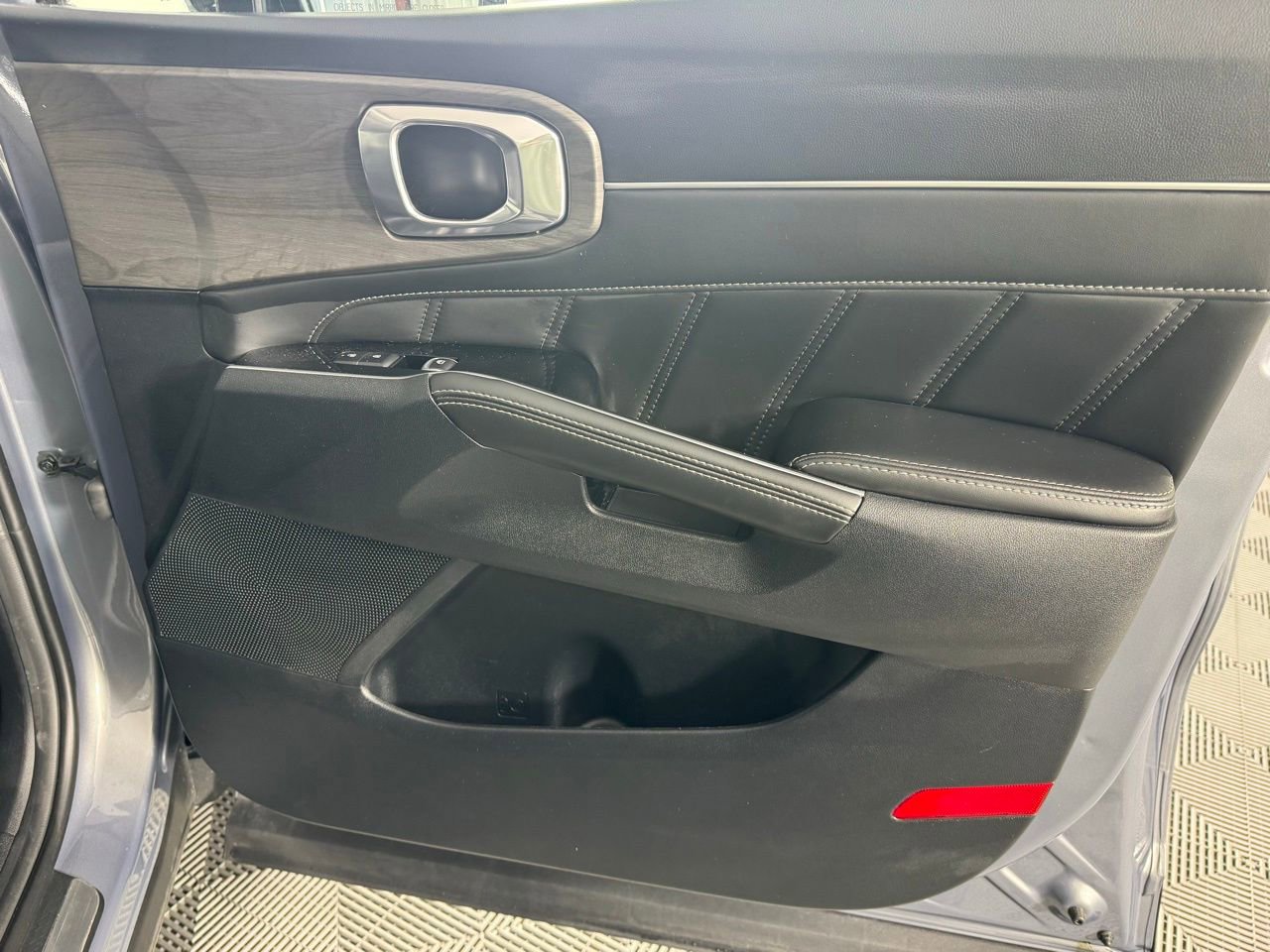 Used 2025 Kia Sorento SX image 32