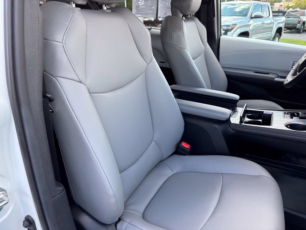 Used 2026 Toyota Sienna XLE FWD image 38