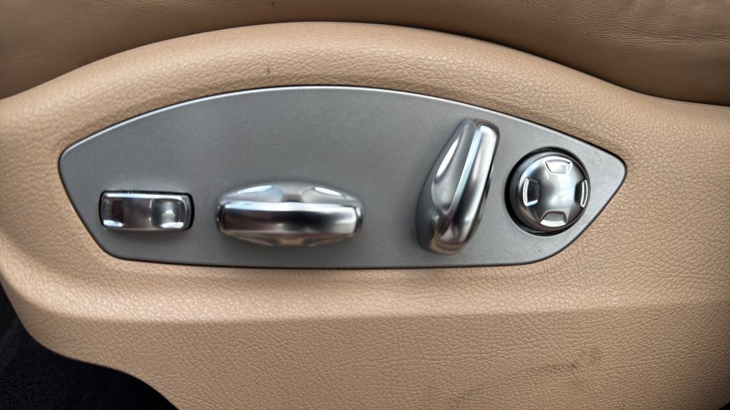 Certified 2023 Porsche Macan w/ Premium Package Plus image 7