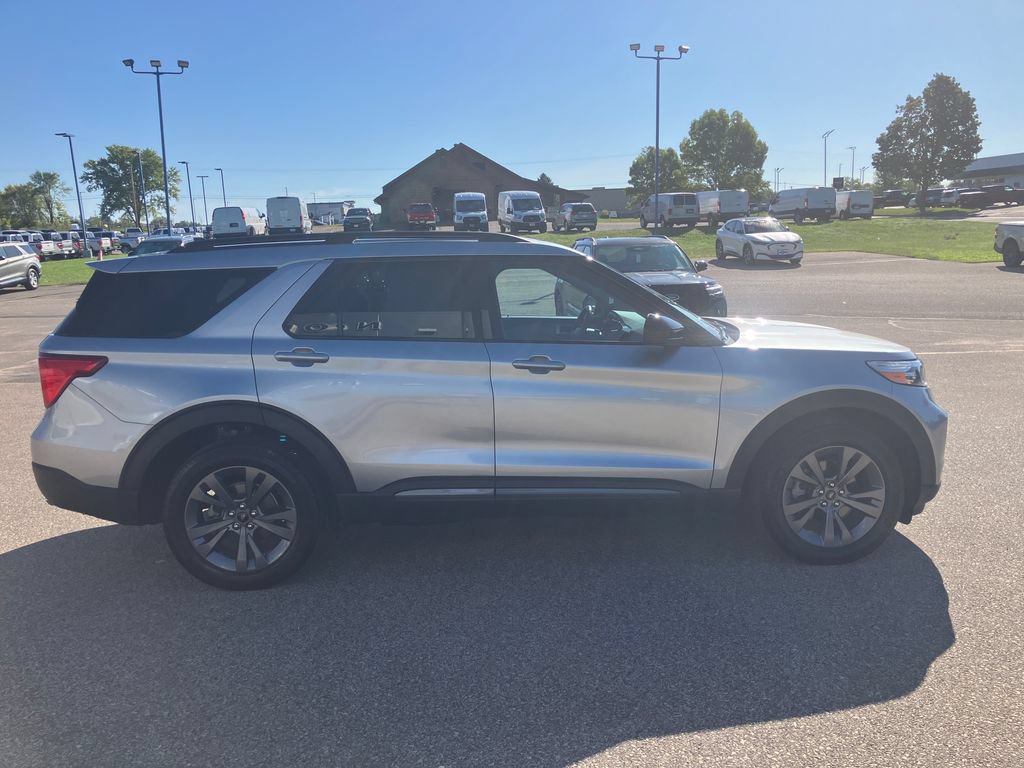 Used 2024 Ford Explorer XLT w/ Equipment Group 202A AWD/4WD image 5