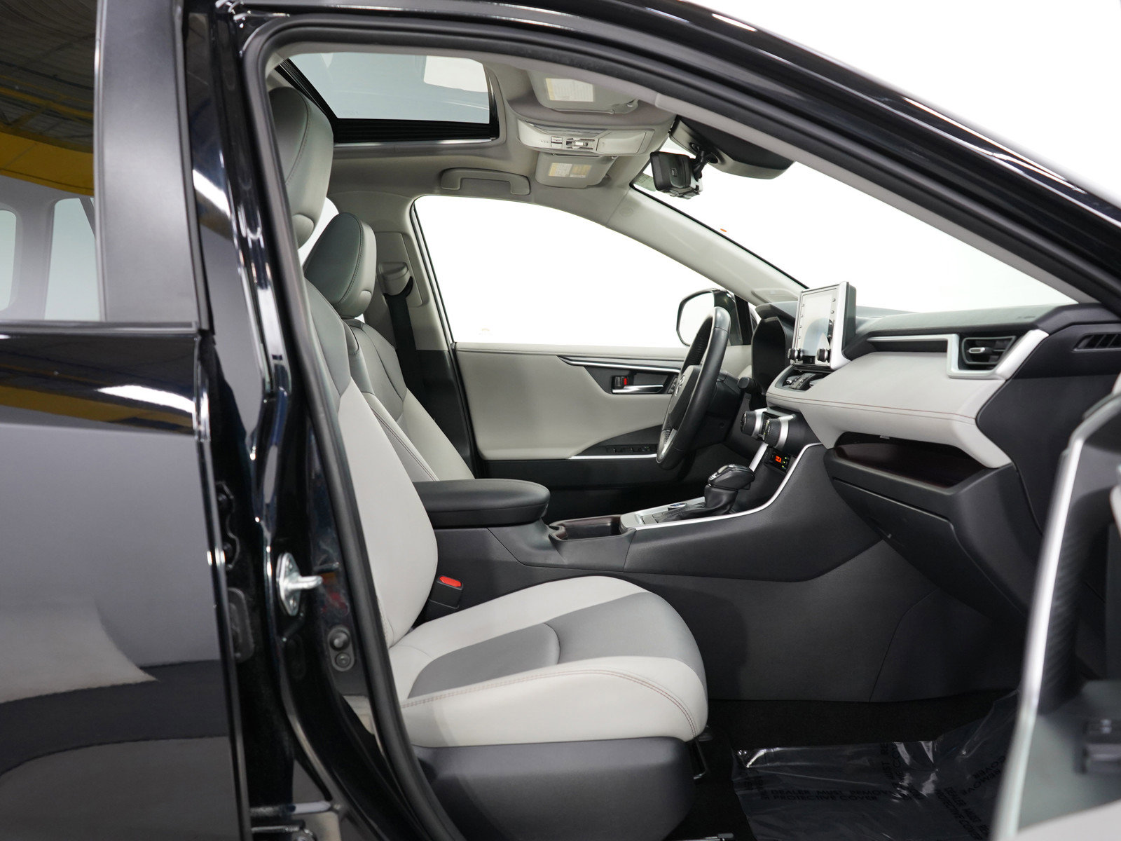 Used 2019 Toyota RAV4 Limited image 10