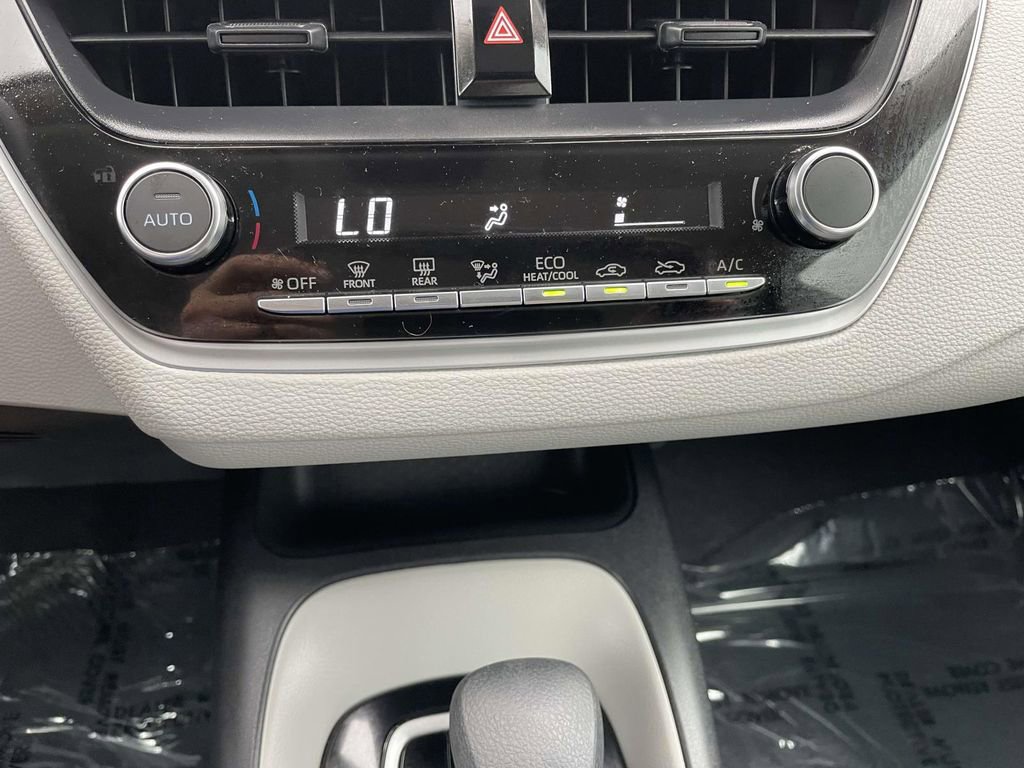Used 2025 Toyota Corolla LE image 39