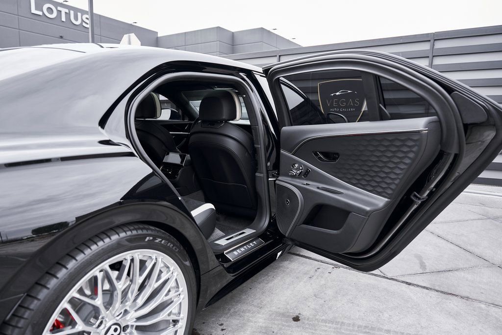 Used 2025 Bentley Flying Spur Plug-In Hybrid image 27