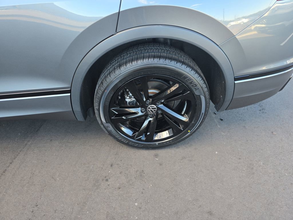 Certified 2023 Volkswagen Tiguan SE R-Line AWD/4WD image 25