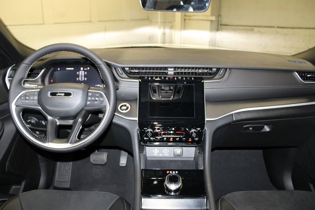 New 2025 Jeep Grand Cherokee Altitude image 9