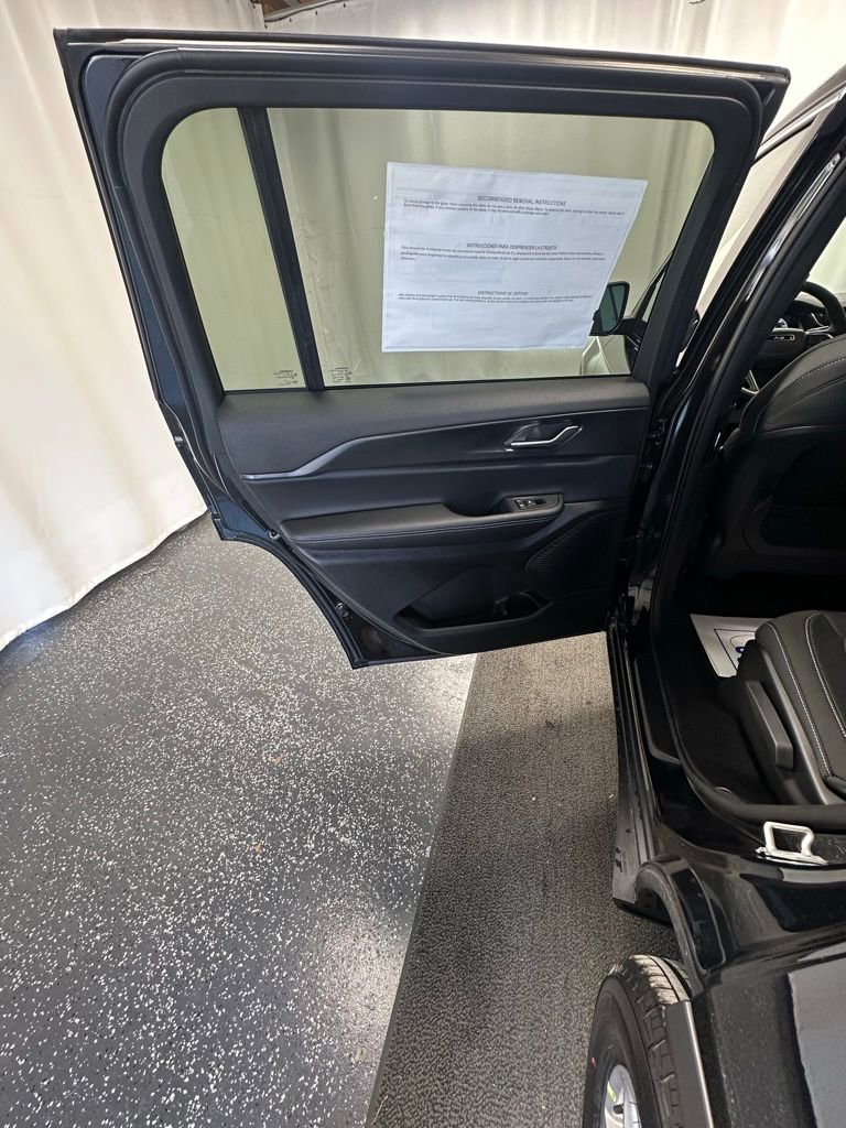 New 2025 Jeep Grand Cherokee L Laredo image 21