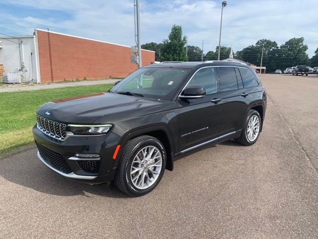 Used 2023 Jeep Grand Cherokee Summit w/ Advanced Protech Group IV AWD/4WD image 3