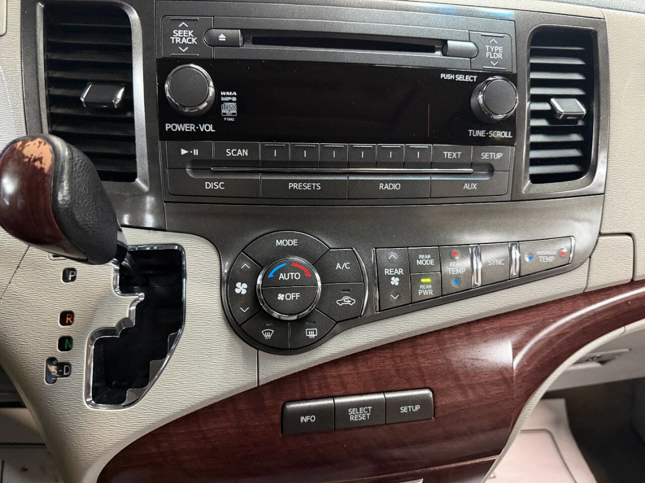 Used 2013 Toyota Sienna XLE image 40
