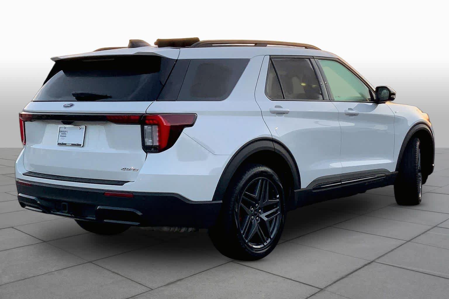 Used 2025 Ford Explorer ST-Line w/ ST-Line Street Pack AWD/4WD image 11