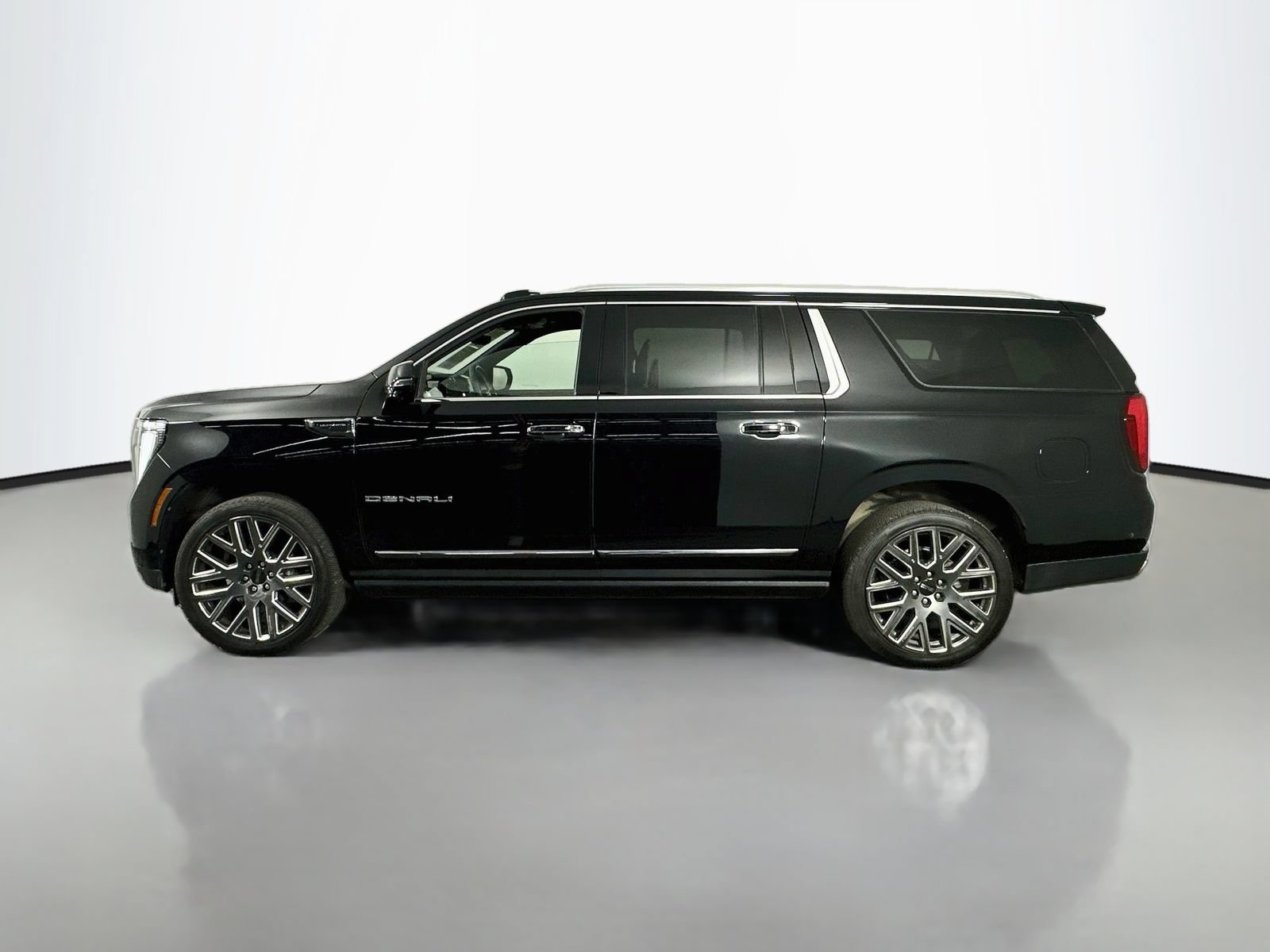Used 2025 GMC Yukon XL Denali Ultimate AWD/4WD image 5