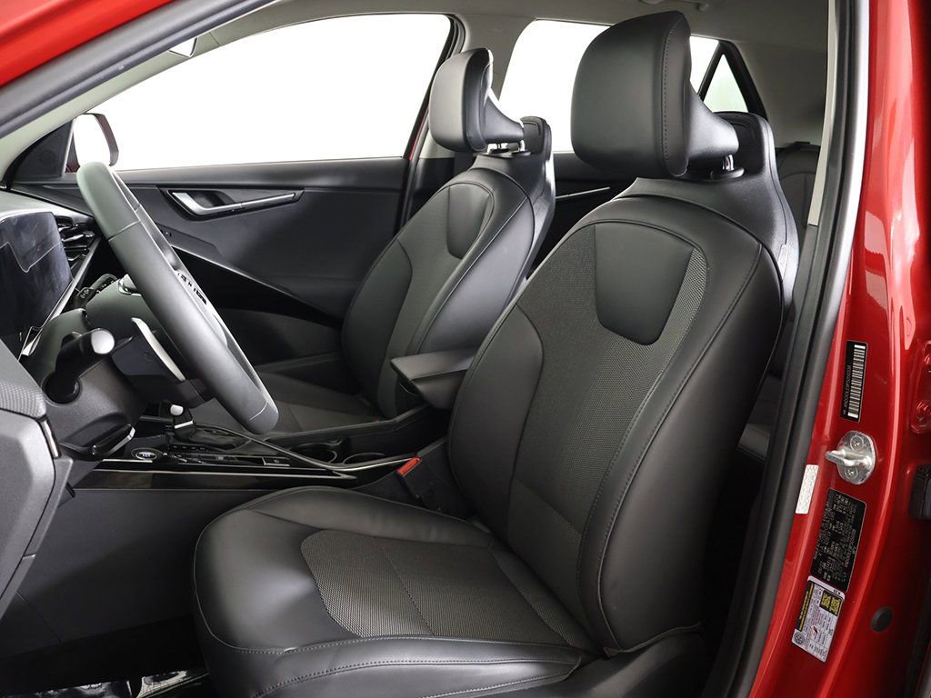 Used 2023 Kia Niro EX image 28