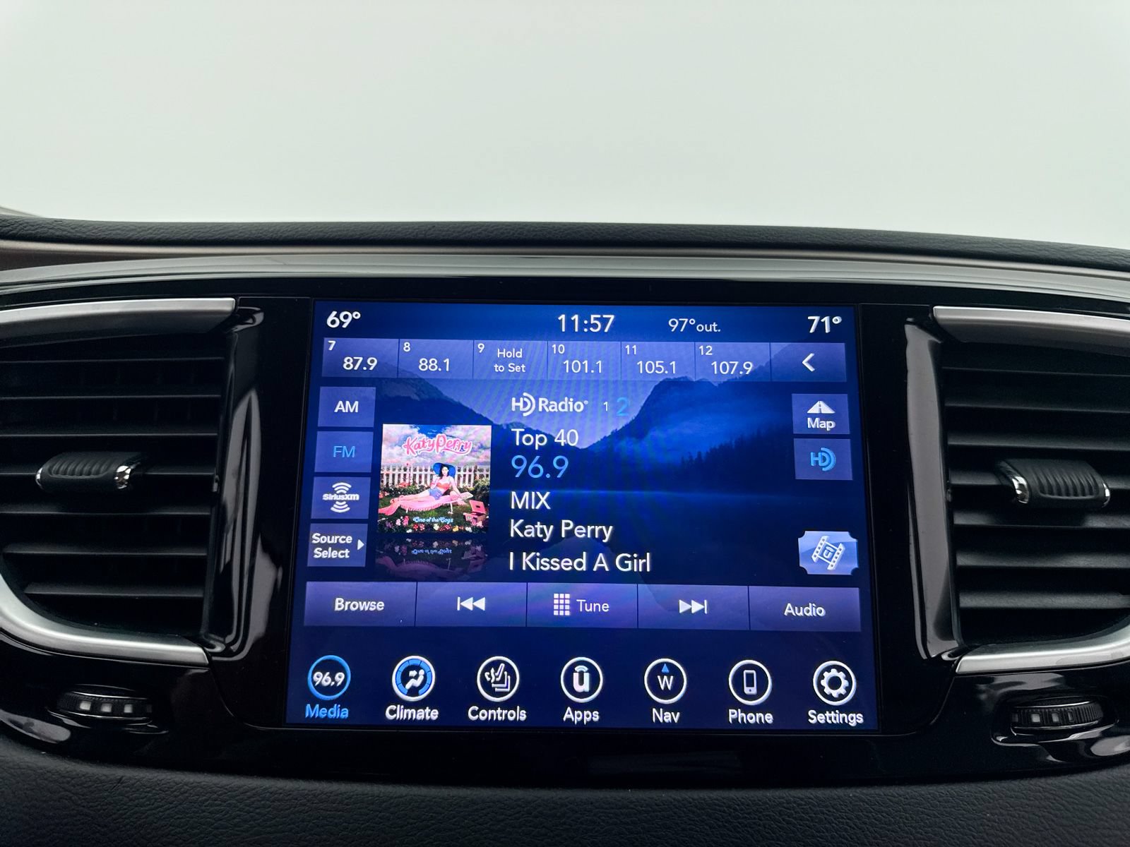 Used 2018 Chrysler Pacifica Touring-L Plus w/ Advanced Safetytec Group FWD image 5