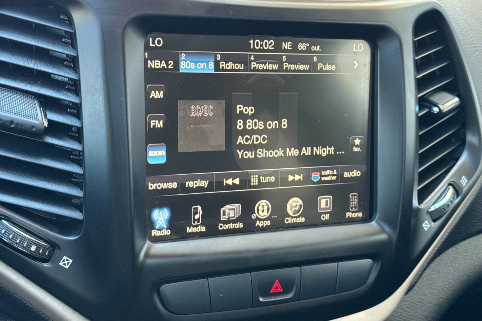 Used 2015 Jeep Cherokee Latitude w/ Comfort/Convenience Group image 17